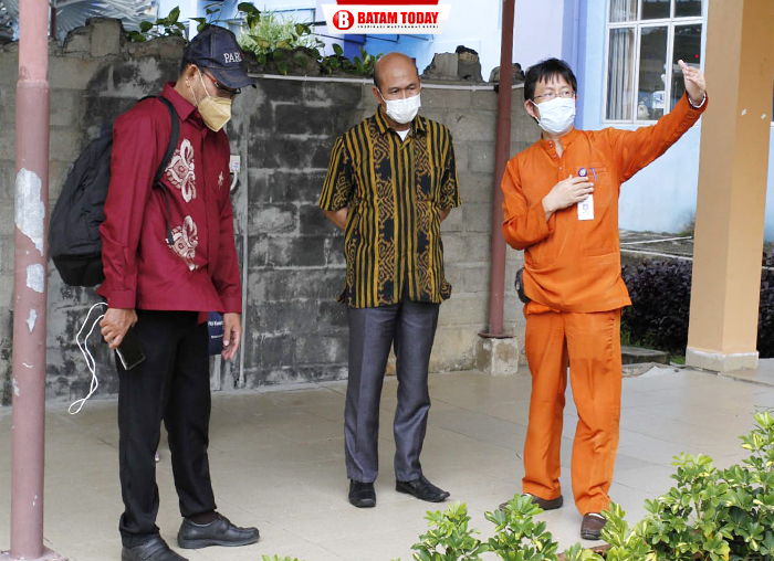 Direktur RSUD EHD Tanjunguban saat menunjukkan lokasi layanan jiwa